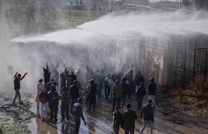إردوغان
      يدعو
      إلى
      تحالف
      «تركي
      -
      كردي
      -
      عربي»
      ويشدد
      على
      دعم
      وحدة
      سوريا