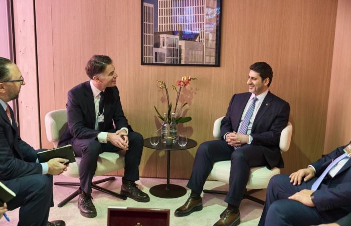  محافظ مصرف قطر المركزي يجتمع مع مسؤولي شركات مالية عالمية