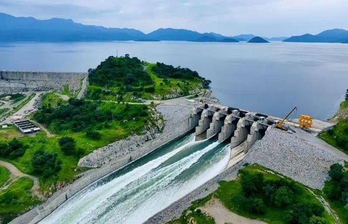 نجاة
      قائد
      عسكري
      رفيع
      من
      تفجير
      في
      عدن