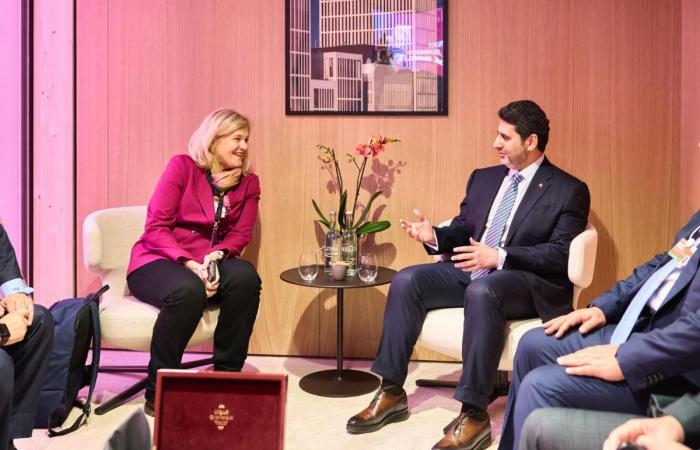  محافظ مصرف قطر المركزي يجتمع مع مسؤولي شركات مالية عالمية