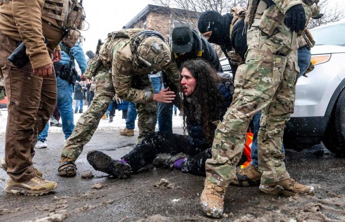 تقرير:
      الجيش
      الأميركي
      يستعد
      لاحتمال
      الانتشار
      في
      مينيابوليس