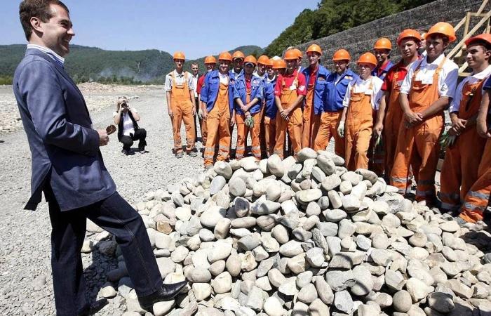 إردوغان
      باع
      الكعك
      وترمب
      جمع
      الزجاجات
      الفارغة...
      أعمال
      البدايات