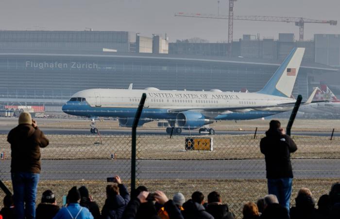 عطل
      يُجبر
      طائرة
      ترمب
      على
      العودة
      يثير
      تساؤلات
      حول
      تقادم
      طائرة
      الرئاسة
      الأميركية