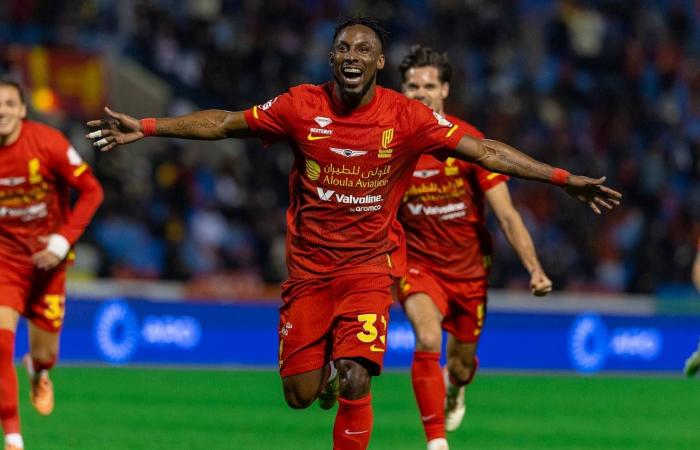 الدوري
      السعودي:
      هلال
      «الصدارة»
      يعاقب
      جرأة
      الفيحاء
      برباعية