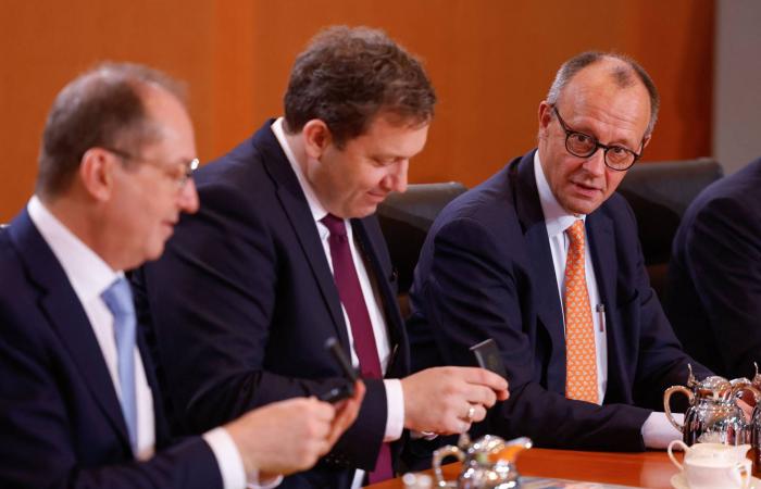 ماكرون:
      البحرية
      الفرنسية
      تعترض
      في
      المتوسط
      ناقلة
      نفط
      مرتبطة
      بروسيا