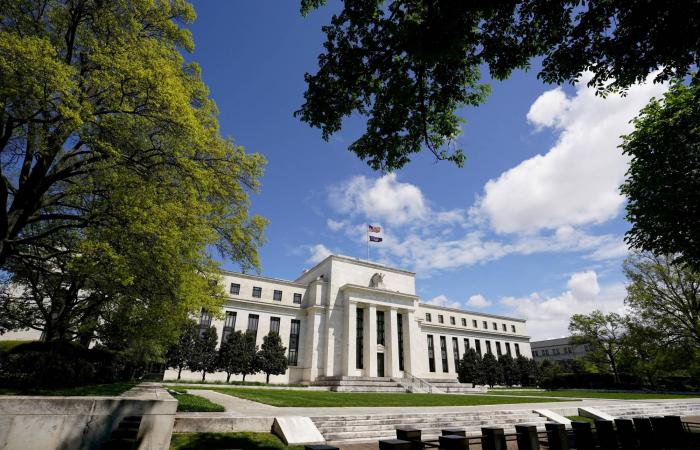 قضاة
      أميركا
      يحذرون
      من
      فتح
      الباب
      أمام
      تدخل
      الرؤساء
      في
      السياسة
      النقدية