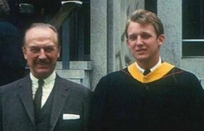 إردوغان
      باع
      الكعك
      وترمب
      جمع
      الزجاجات
      الفارغة...
      أعمال
      البدايات