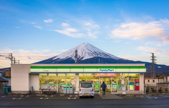 تذكارات وهدايا من اليابان.. أبرزها جوارب مخططة بدولارين