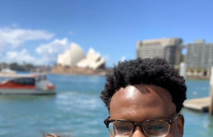 في طريقه إلى زيمبابواي لوداع والدته ودفنها.. وجد حب حياته في الجو