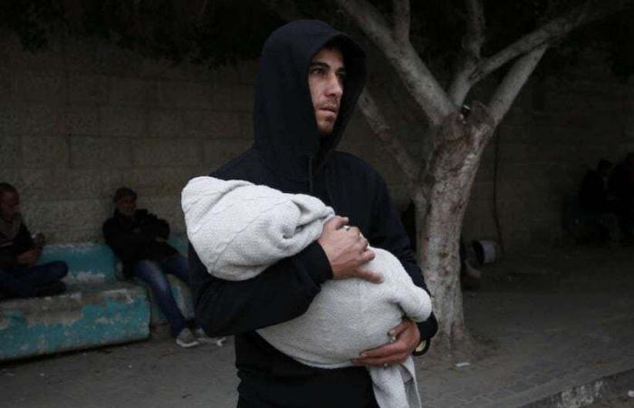 وفاة رضيع فلسطيني نتيجة البرد القارس جنوبي قطاع غزة