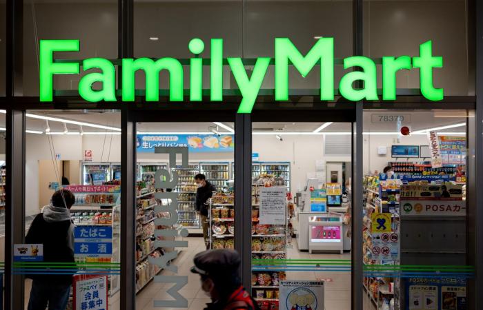 تذكارات وهدايا من اليابان.. أبرزها جوارب مخططة بدولارين