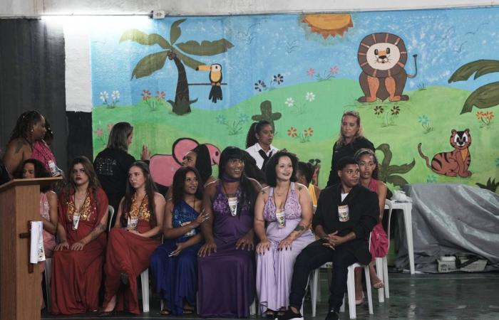 خلف
      القضبان...
      سجينات
      برازيليات
      يتنافسن
      بالغناء
      قبل
      الحرّية