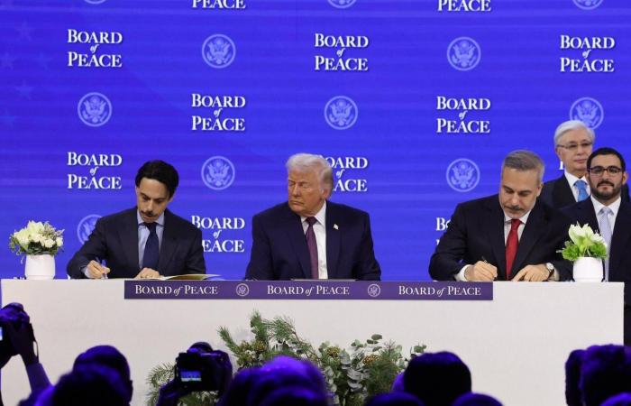 شبح
      مواجهة
      يطوق
      إيران