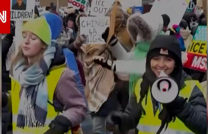 متابعة: في درجات حرارة تحت الصفر.. متظاهرون يتحدون البرد باحتجاج "أوقفوا إدارة الهجرة والجمارك"