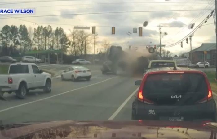 ضغطت دواسة الوقود بدل الفرامل.. ثمانينية تصدم 7 سيارات متوقفة على إشارة مرور حمراء