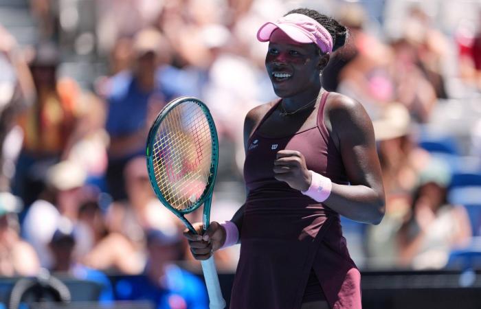 من
      مراهِقة
      واحدة
      إلى
      جيل
      كامل:
      كيف
      أعادت
      «أستراليا
      المفتوحة»
      رسم
      خريطة
      التنس
      النسائية؟