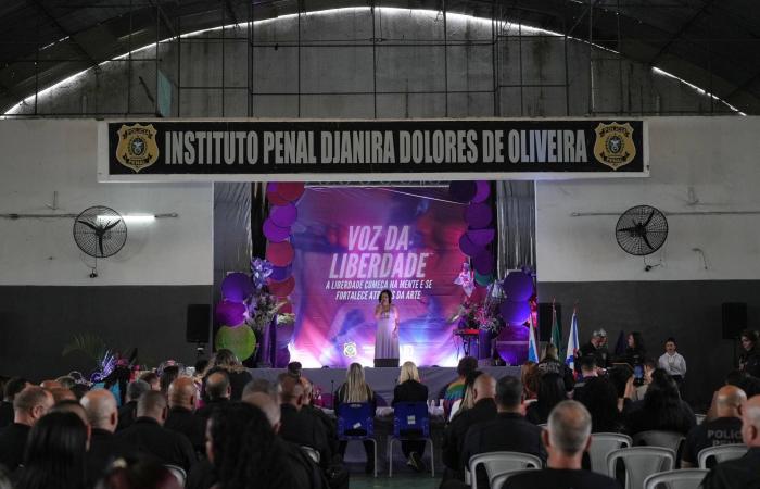 خلف
      القضبان...
      سجينات
      برازيليات
      يتنافسن
      بالغناء
      قبل
      الحرّية