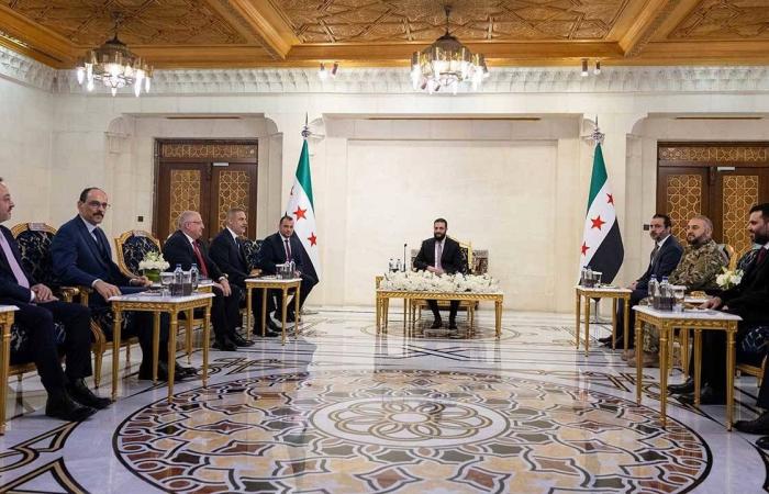 الدفاع
      المدني
      في
      غزة
      يعلن
      مقتل
      فتيين
      في
      غارة
      إسرائيلية