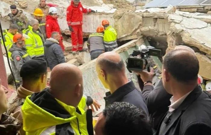 عائلة
      كاملة
      تحت
      الركام
      في
      انهيار
      مبنيين
      سكنيين
      شمال
      لبنان