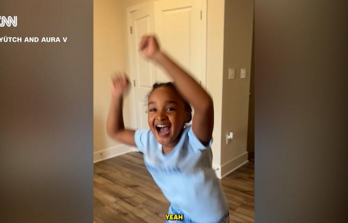 لحظة لا تُنسى.. شاهد رد فعل طفلة عند اكتشاف ترشحها لجائزة "غرامي"