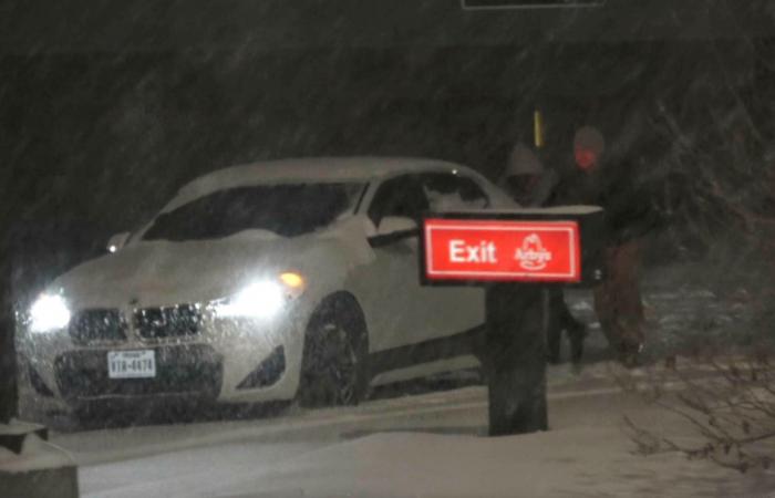 شاهد.. سكان تكساس يقدمون المساعدة في دفع السيارات العالقة بالثلوج