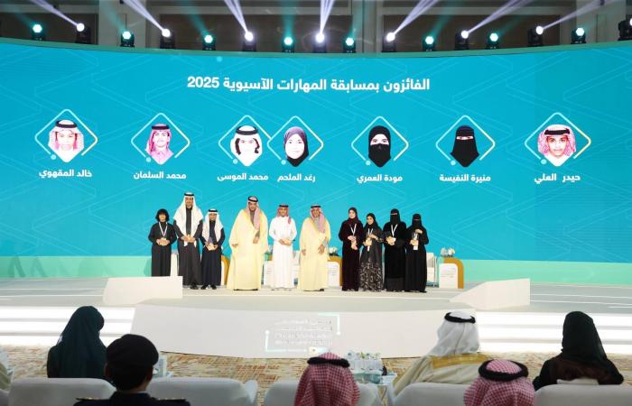 وزير
      التعليم:
      199
      طلباً
      استثمارياً
      أجنبياً
      تعكس
      جاذبية
      البيئة
      التعليمية
      في
      السعودية