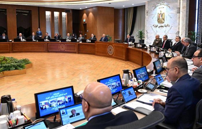 لغز
      اختفاء
      برلماني
      مصري
      معارض
      يزداد
      غموضاً
      مع
      أنباء
      عن
      «مقتله»