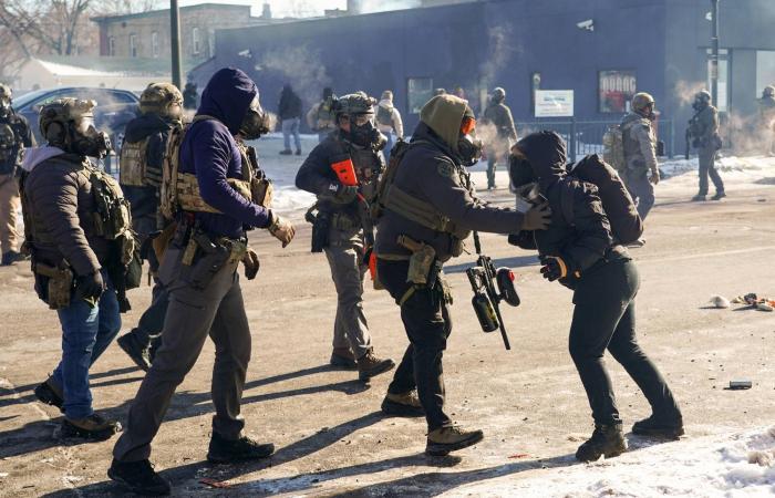 ترمب
      يوفد
      «قيصر
      الحدود»
      إلى
      مينيسوتا...
      ويجري
      مكالمة
      «جيدة
      للغاية»
      مع
      حاكم
      الولاية