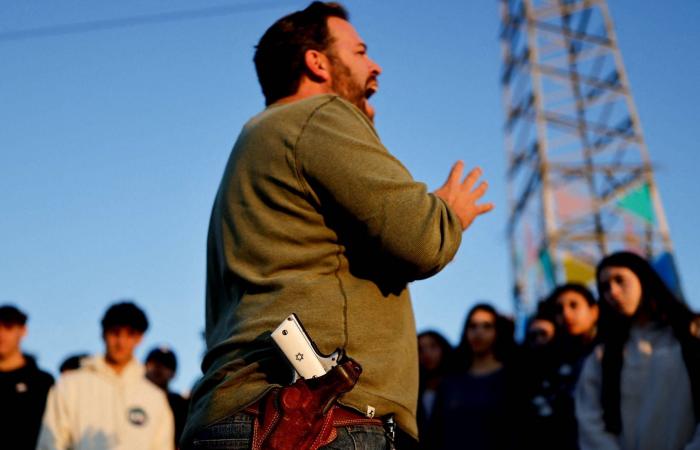 إسرائيل
      تستعيد
      آخر
      جثثها...
      وشكوك
      حول
      التزامها
      باتفاق
      غزة