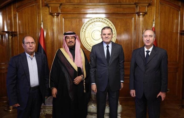 الدبيبة
      يرسّخ
      سياسة
      «الباب
      المفتوح»
      أمام
      الاستثمارات
      الكبرى