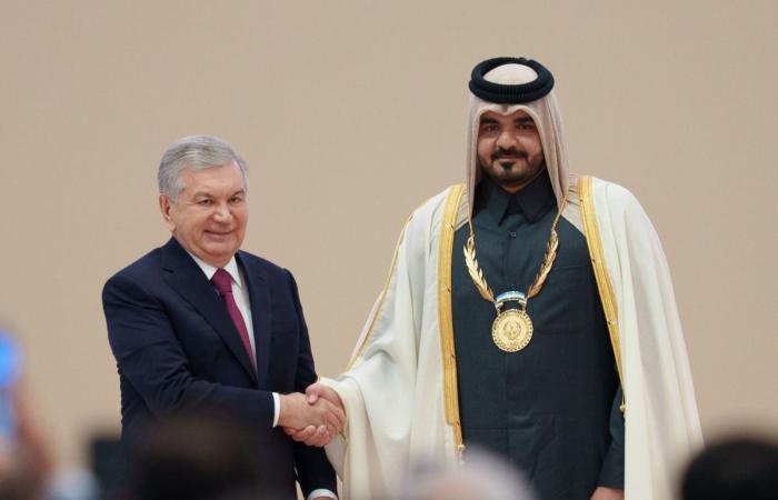 رئيس أوزبكستان يقلد رئيس اللجنة الأولمبية القطرية وسام الشرف الخاص باللجنة الأوزبكية