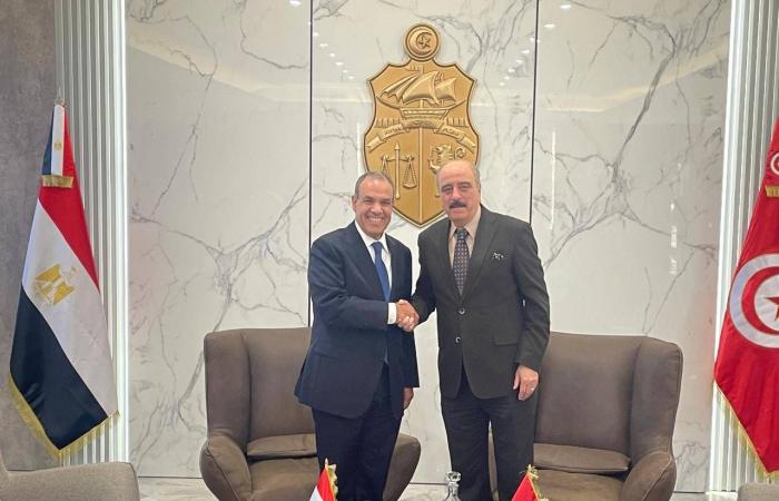 قطر
      وتركيا
      ترسلان
      سفينة
      مساعدات
      تحمل
      زهاء
      2400
      طن
      لإغاثة
      السودان