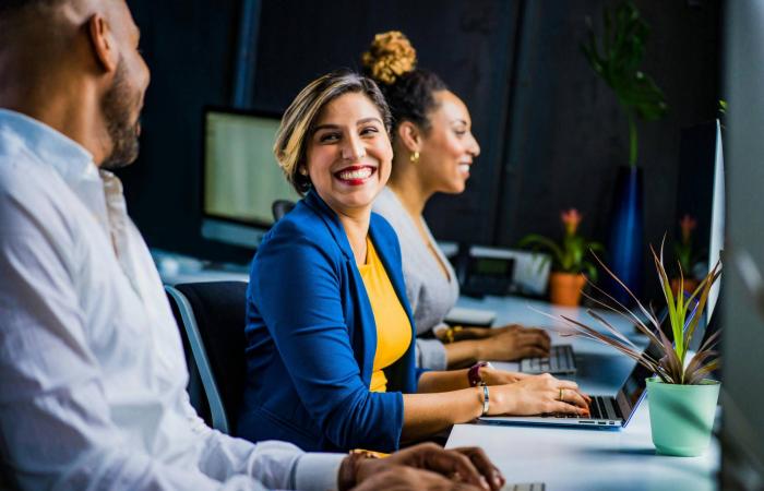 عُمان:
      مصرع
      3
      أشخاص
      في
      انقلاب
      ‏قارب
      يحمل
      25
      سائحاً
      فرنسياً