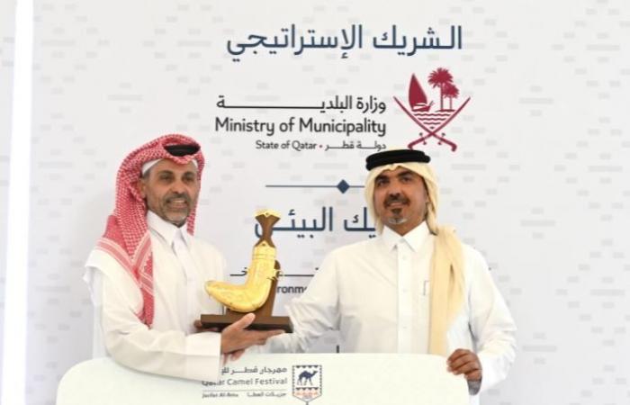تتويج الفائزين في شوط خنجر الأصايل بمهرجان قطر للإبل