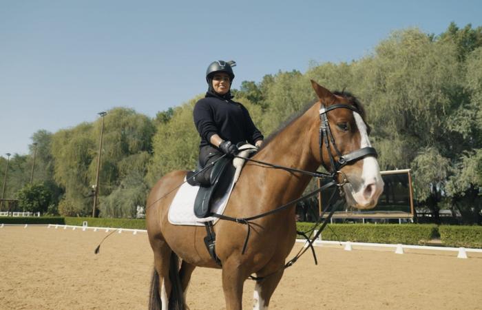 من الخيال إلى الواقع.. فارسة إماراتية تتحدى إعاقتها الجسدية بشغفها في الخيول