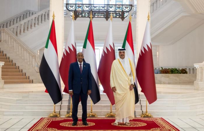 سمو الأمير ورئيس مجلس السيادة السوداني يعقدان جلسة مباحثات رسمية