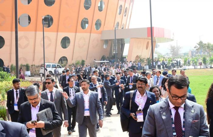 الهند
      تعلن
      رسمياً
      تخفيض
      وارداتها
      من
      النفط
      الروسي