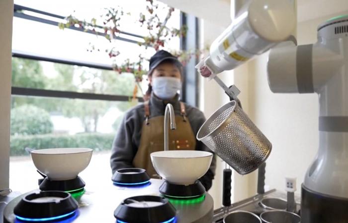 شاهد كيف تدير هذه الروبوتات مطعمًا في الصين؟