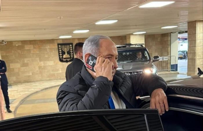 صورة لنتنياهو يغطي كاميرا هاتفه تشعل مواقع التواصل الاجتماعي