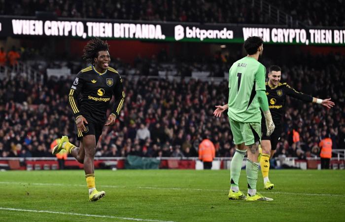 بورنموث
      يتعاقد
      مع
      البرازيلي
      رايان
      من
      فاسكو
      دا
      غاما