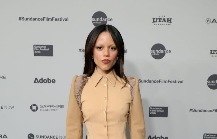 معطف بلاستيكي وحذاء مفتوح الأصابع.. إطلالات غريبة للمشاهير على السجّادة الحمراء في مهرجان صندانس السينمائي