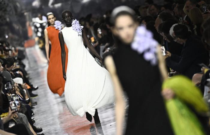 نجمات هوليوود يرتدين أزياء رجاليّة في عرض "ديور" بأسبوع الأزياء الراقية في باريس