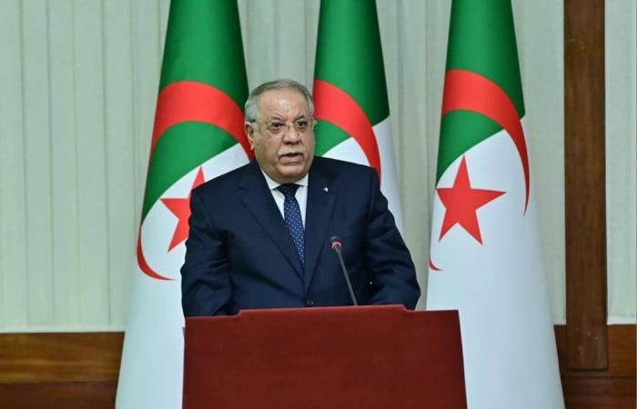 الجزائر:
      جدل
      سياسي
      بشأن
      «التعديل
      الدستوري
      التقني»