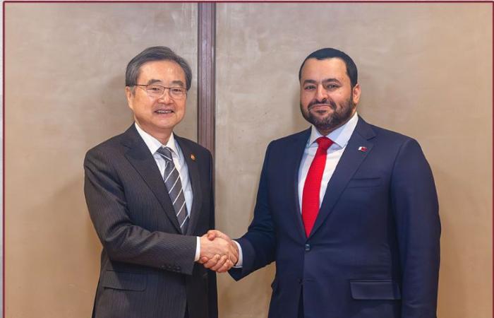وزير الدولة بوزارة الخارجية يجتمع مع وزير الخارجية الكوري
