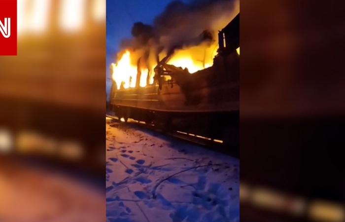 متابعة: تحولت العربة الى كتلة لهب.. لحظة اشتعال قطار ركاب أوكراني استهدفته مسيّرة روسية