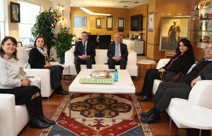 متظاهرون
      قرب
      السفارة
      الأميركية
      في
      بغداد
      ينددون
      بتدخل
      ترمب