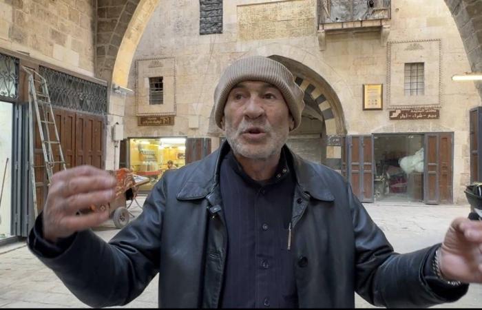 سوق
      حلب
      التاريخية
      تنفض
      غبار
      الحرب
      والزلزال
      ببطء