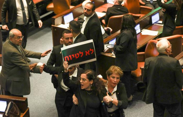 «وسط
      تبادل
      للشتائم»...
      نتنياهو
      ينجو
      بحكومته
      أسبوعين
      آخرين