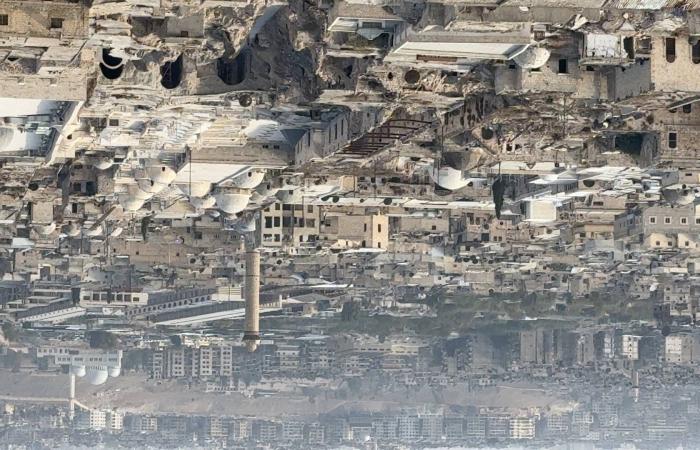 سوق
      حلب
      التاريخية
      تنفض
      غبار
      الحرب
      والزلزال
      ببطء