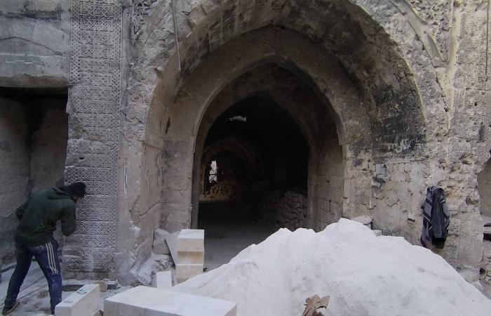 سوق
      حلب
      التاريخية
      تنفض
      غبار
      الحرب
      والزلزال
      ببطء